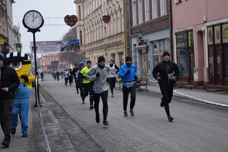 Dekoracja i nagrody dla uczestników imprezy: ?Idziemy i Biegniemy w Mieście Zakochanych?