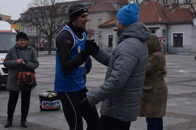 Dekoracja i nagrody dla uczestników imprezy: ?Idziemy i Biegniemy w Mieście Zakochanych?