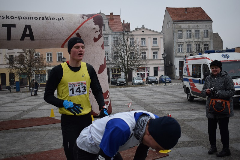Dekoracja i nagrody dla uczestników imprezy: ?Idziemy i Biegniemy w Mieście Zakochanych?