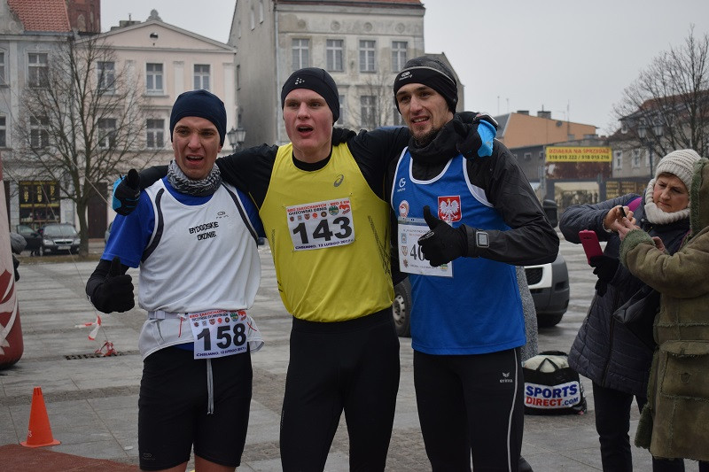 Dekoracja i nagrody dla uczestników imprezy: ?Idziemy i Biegniemy w Mieście Zakochanych?