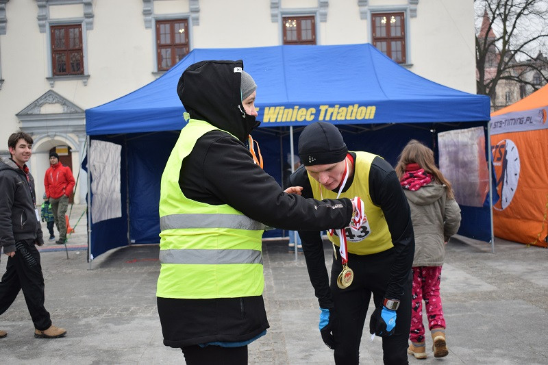 Dekoracja i nagrody dla uczestników imprezy: ?Idziemy i Biegniemy w Mieście Zakochanych?