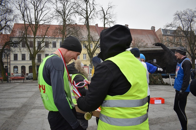 Dekoracja i nagrody dla uczestników imprezy: ?Idziemy i Biegniemy w Mieście Zakochanych?