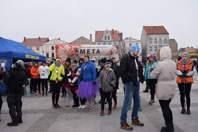 Dekoracja i nagrody dla uczestników imprezy: ?Idziemy i Biegniemy w Mieście Zakochanych?