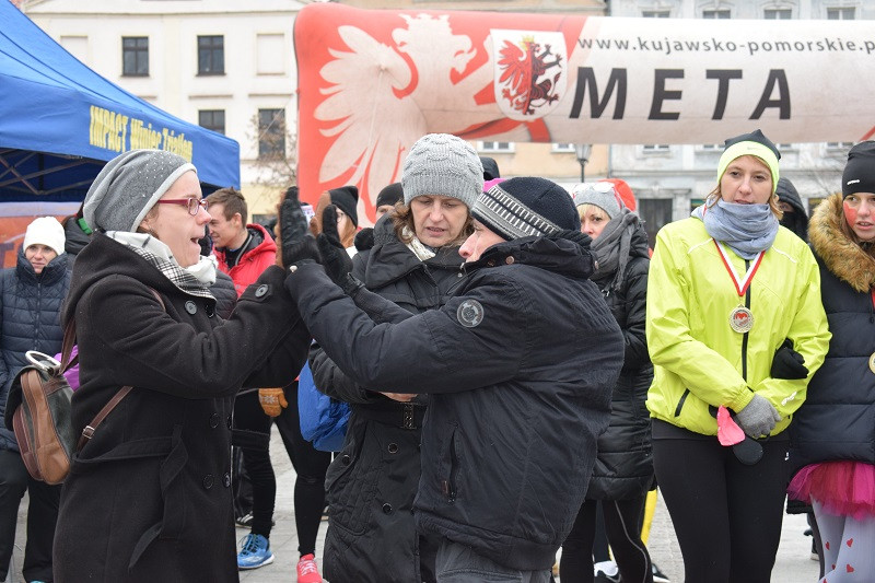Dekoracja i nagrody dla uczestników imprezy: ?Idziemy i Biegniemy w Mieście Zakochanych?