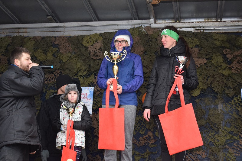 Dekoracja i nagrody dla uczestników imprezy: ?Idziemy i Biegniemy w Mieście Zakochanych?