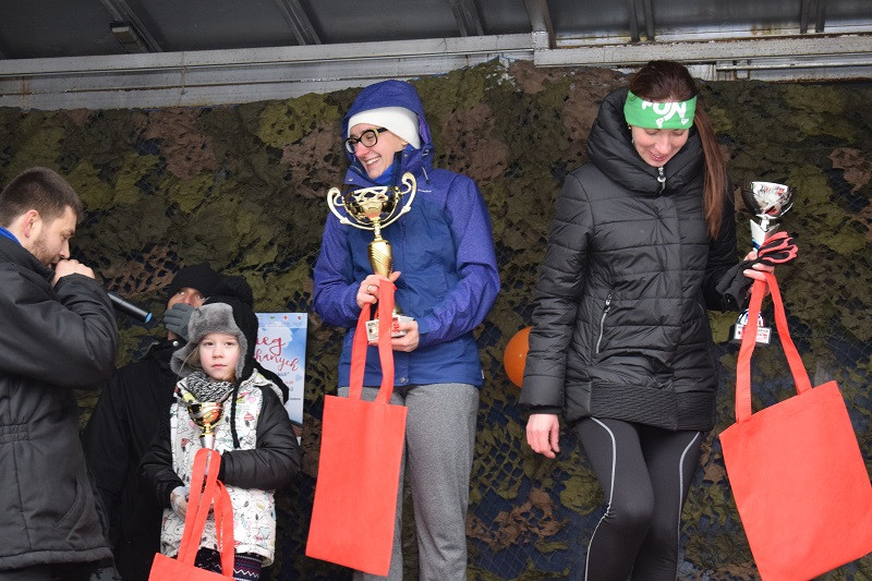 Dekoracja i nagrody dla uczestników imprezy: ?Idziemy i Biegniemy w Mieście Zakochanych?