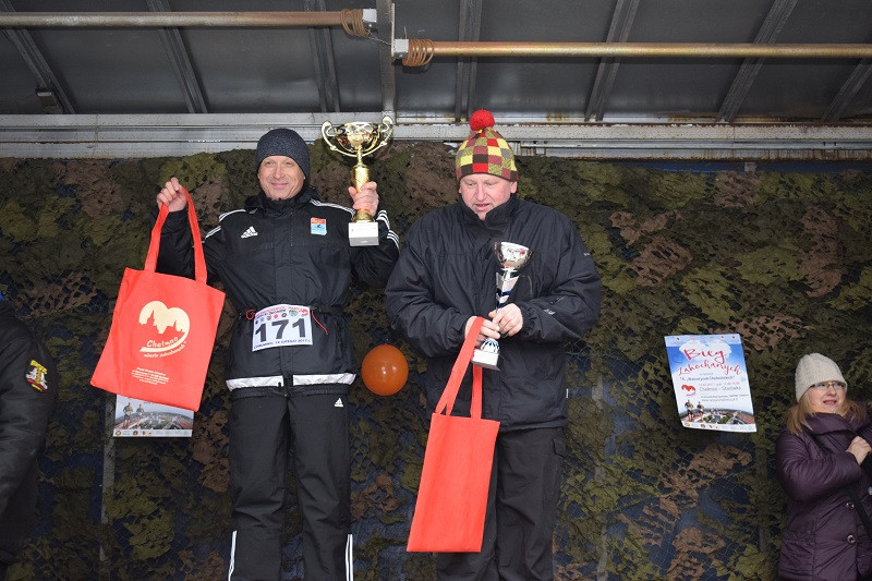 Dekoracja i nagrody dla uczestników imprezy: ?Idziemy i Biegniemy w Mieście Zakochanych?