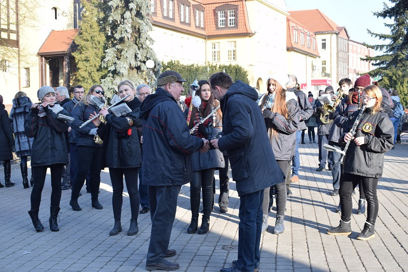 Barwna parada Walentynkowa z udziałem turystów i mieszkańców z towarzyszeniem Orkiestry Dętej z Chełmna