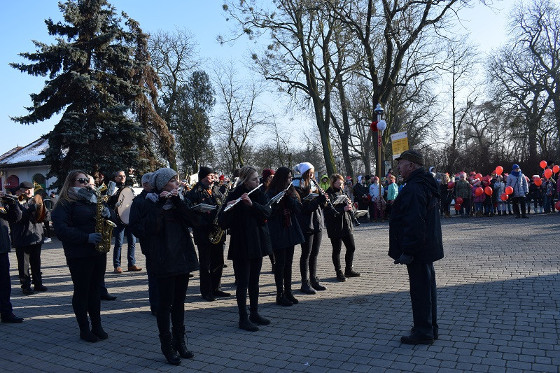 Barwna parada Walentynkowa z udziałem turystów i mieszkańców z towarzyszeniem Orkiestry Dętej z Chełmna