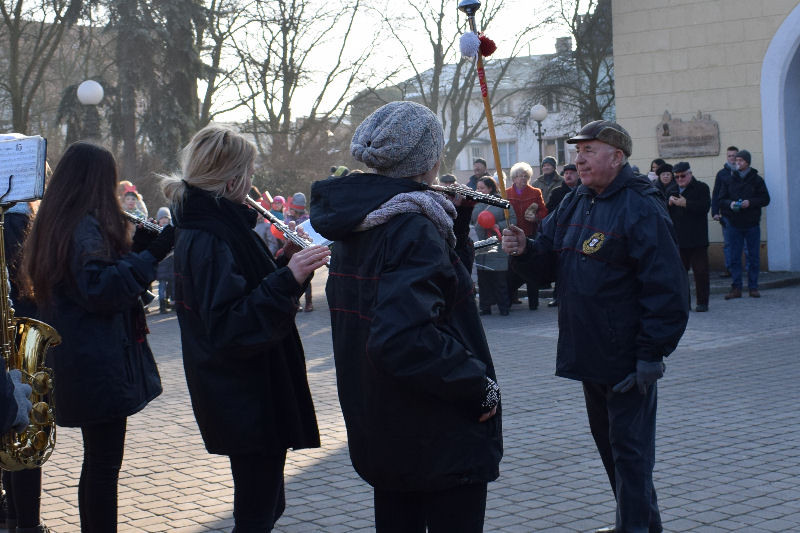Barwna parada Walentynkowa z udziałem turystów i mieszkańców z towarzyszeniem Orkiestry Dętej z Chełmna