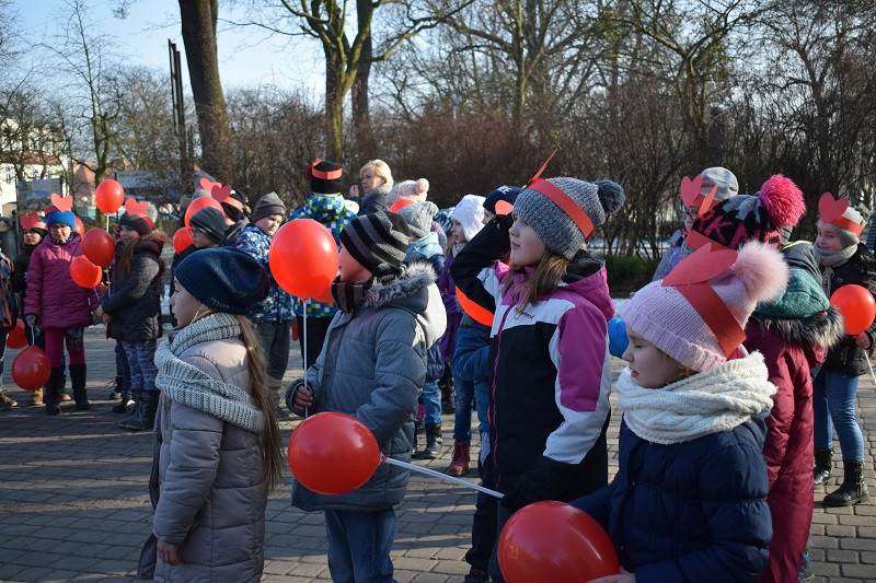 Barwna parada Walentynkowa z udziałem turystów i mieszkańców z towarzyszeniem Orkiestry Dętej z Chełmna