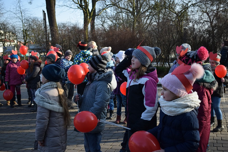 Barwna parada Walentynkowa z udziałem turystów i mieszkańców z towarzyszeniem Orkiestry Dętej z Chełmna