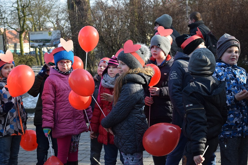 Barwna parada Walentynkowa z udziałem turystów i mieszkańców z towarzyszeniem Orkiestry Dętej z Chełmna