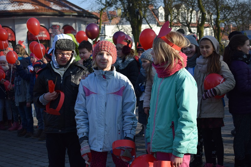 Barwna parada Walentynkowa z udziałem turystów i mieszkańców z towarzyszeniem Orkiestry Dętej z Chełmna