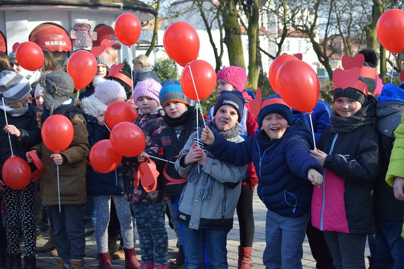 Barwna parada Walentynkowa z udziałem turystów i mieszkańców z towarzyszeniem Orkiestry Dętej z Chełmna