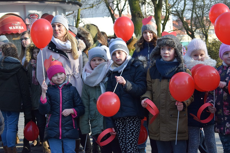 Barwna parada Walentynkowa z udziałem turystów i mieszkańców z towarzyszeniem Orkiestry Dętej z Chełmna