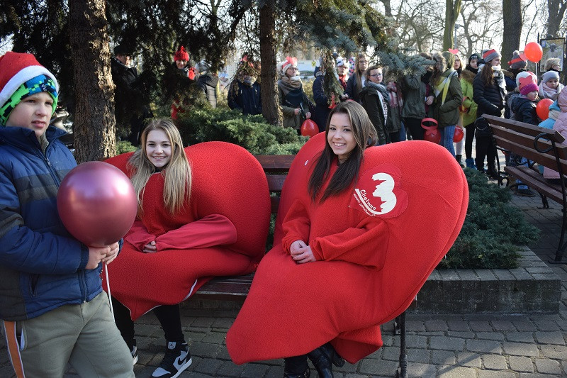 Barwna parada Walentynkowa z udziałem turystów i mieszkańców z towarzyszeniem Orkiestry Dętej z Chełmna