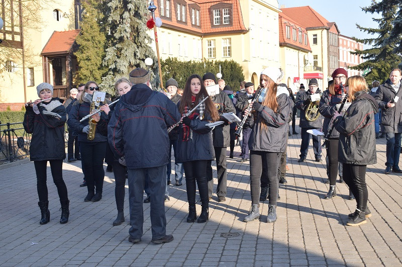 Barwna parada Walentynkowa z udziałem turystów i mieszkańców z towarzyszeniem Orkiestry Dętej z Chełmna