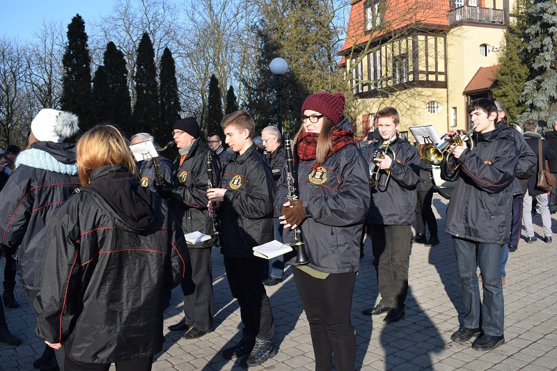 Barwna parada Walentynkowa z udziałem turystów i mieszkańców z towarzyszeniem Orkiestry Dętej z Chełmna