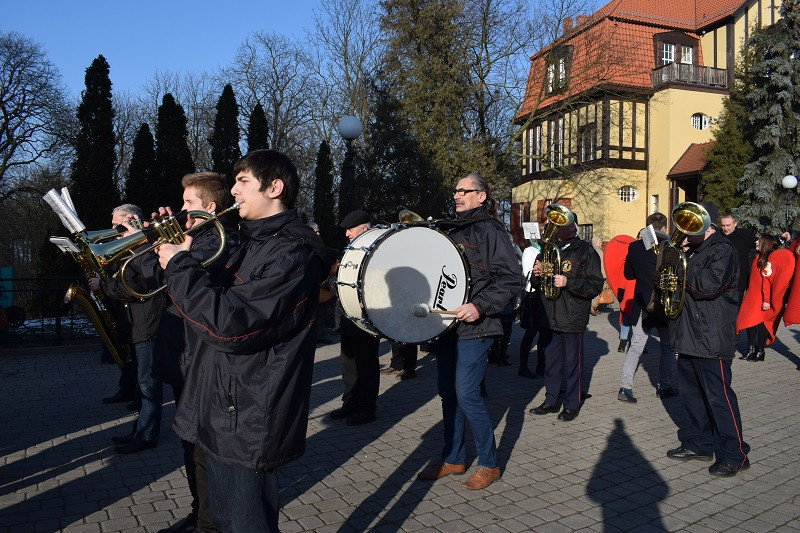 Barwna parada Walentynkowa z udziałem turystów i mieszkańców z towarzyszeniem Orkiestry Dętej z Chełmna