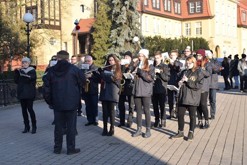 Barwna parada Walentynkowa z udziałem turystów i mieszkańców z towarzyszeniem Orkiestry Dętej z Chełmna
