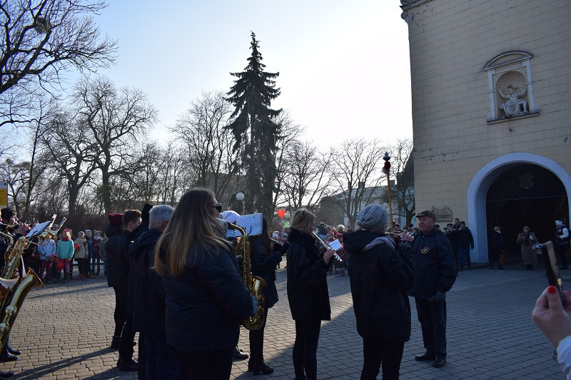 Barwna parada Walentynkowa z udziałem turystów i mieszkańców z towarzyszeniem Orkiestry Dętej z Chełmna