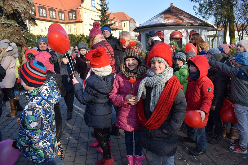 Barwna parada Walentynkowa z udziałem turystów i mieszkańców z towarzyszeniem Orkiestry Dętej z Chełmna