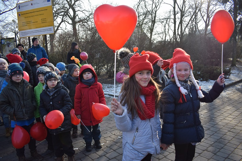 Barwna parada Walentynkowa z udziałem turystów i mieszkańców z towarzyszeniem Orkiestry Dętej z Chełmna