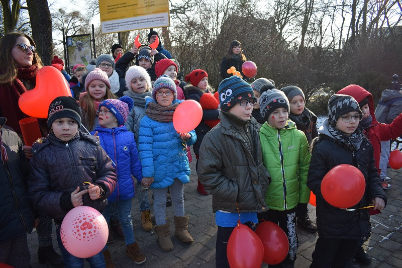 Barwna parada Walentynkowa z udziałem turystów i mieszkańców z towarzyszeniem Orkiestry Dętej z Chełmna