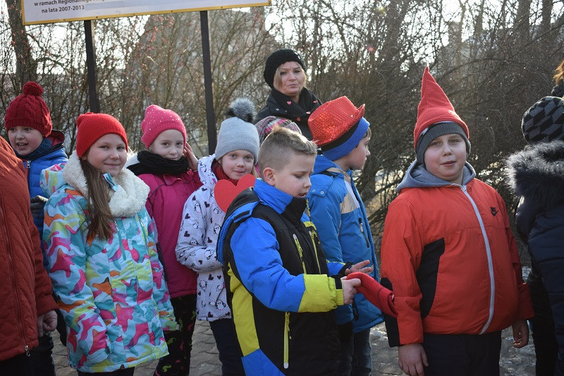 Barwna parada Walentynkowa z udziałem turystów i mieszkańców z towarzyszeniem Orkiestry Dętej z Chełmna