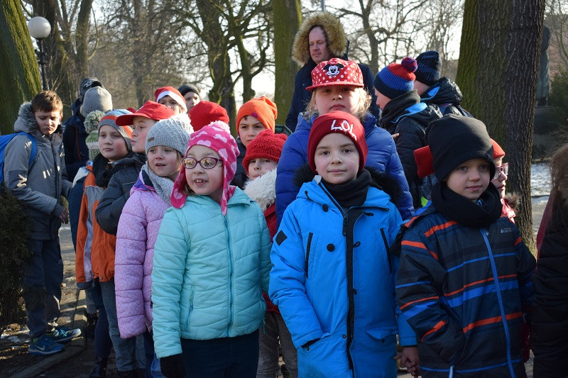 Barwna parada Walentynkowa z udziałem turystów i mieszkańców z towarzyszeniem Orkiestry Dętej z Chełmna