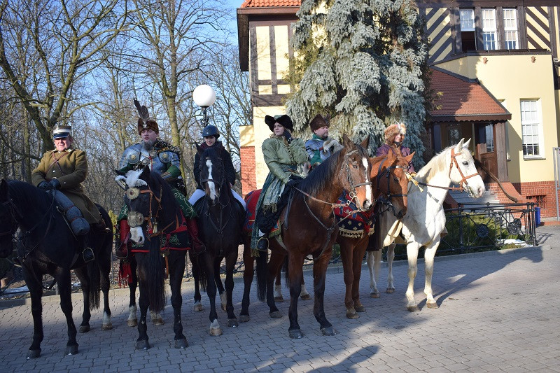 Barwna parada Walentynkowa z udziałem turystów i mieszkańców z towarzyszeniem Orkiestry Dętej z Chełmna