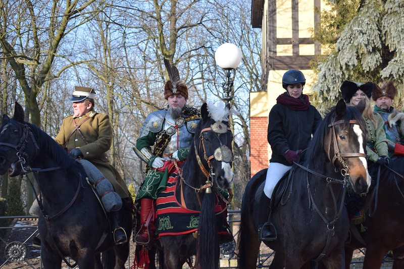 Barwna parada Walentynkowa z udziałem turystów i mieszkańców z towarzyszeniem Orkiestry Dętej z Chełmna
