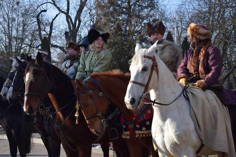 Barwna parada Walentynkowa z udziałem turystów i mieszkańców z towarzyszeniem Orkiestry Dętej z Chełmna