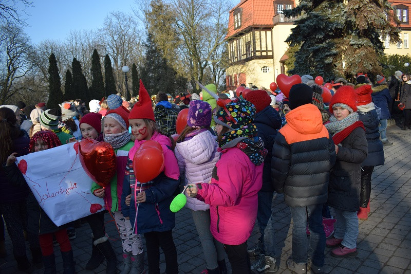 Barwna parada Walentynkowa z udziałem turystów i mieszkańców z towarzyszeniem Orkiestry Dętej z Chełmna