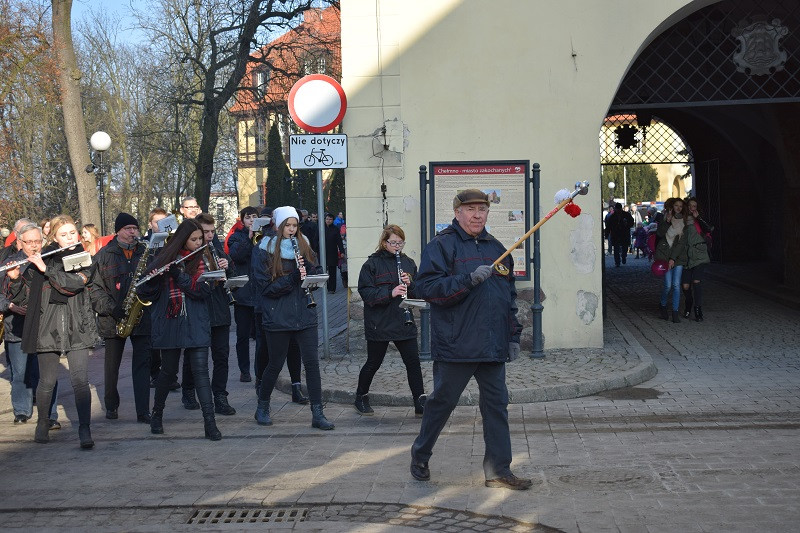 Barwna parada Walentynkowa z udziałem turystów i mieszkańców z towarzyszeniem Orkiestry Dętej z Chełmna