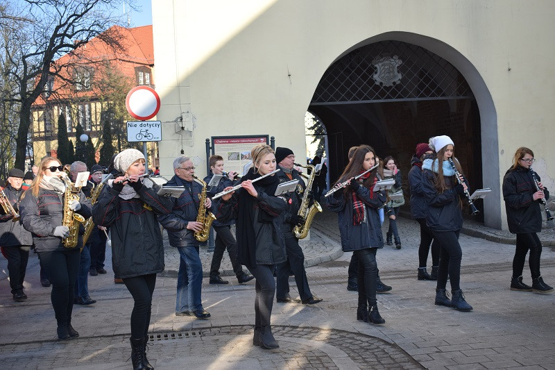 Barwna parada Walentynkowa z udziałem turystów i mieszkańców z towarzyszeniem Orkiestry Dętej z Chełmna