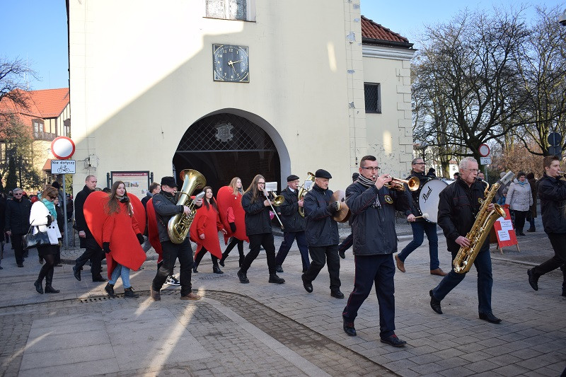 Barwna parada Walentynkowa z udziałem turystów i mieszkańców z towarzyszeniem Orkiestry Dętej z Chełmna