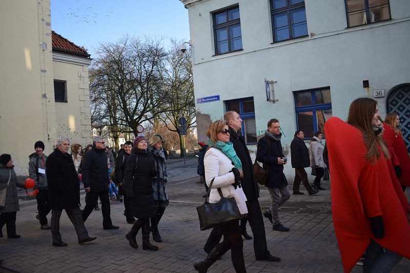 Barwna parada Walentynkowa z udziałem turystów i mieszkańców z towarzyszeniem Orkiestry Dętej z Chełmna
