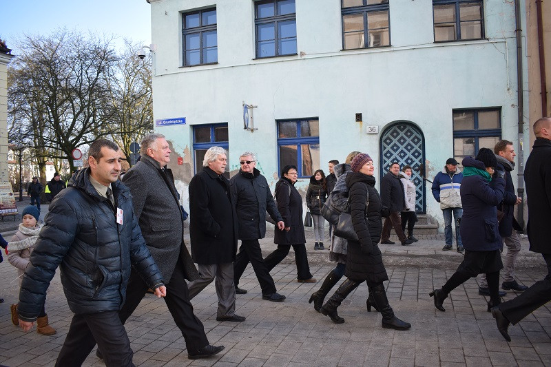 Barwna parada Walentynkowa z udziałem turystów i mieszkańców z towarzyszeniem Orkiestry Dętej z Chełmna