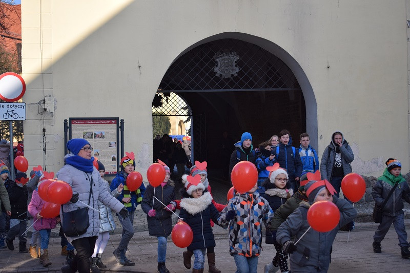 Barwna parada Walentynkowa z udziałem turystów i mieszkańców z towarzyszeniem Orkiestry Dętej z Chełmna