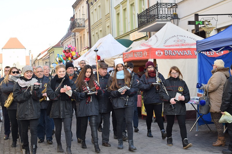 Barwna parada Walentynkowa z udziałem turystów i mieszkańców z towarzyszeniem Orkiestry Dętej z Chełmna