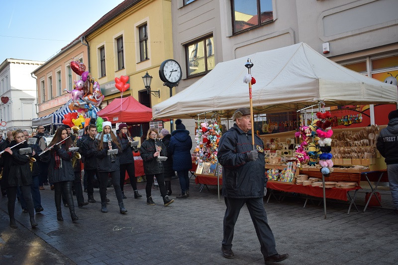 Barwna parada Walentynkowa z udziałem turystów i mieszkańców z towarzyszeniem Orkiestry Dętej z Chełmna