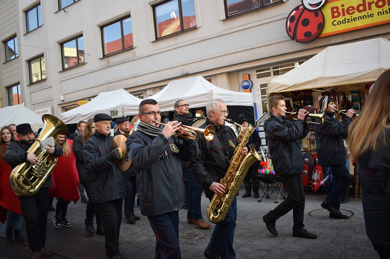 Barwna parada Walentynkowa z udziałem turystów i mieszkańców z towarzyszeniem Orkiestry Dętej z Chełmna