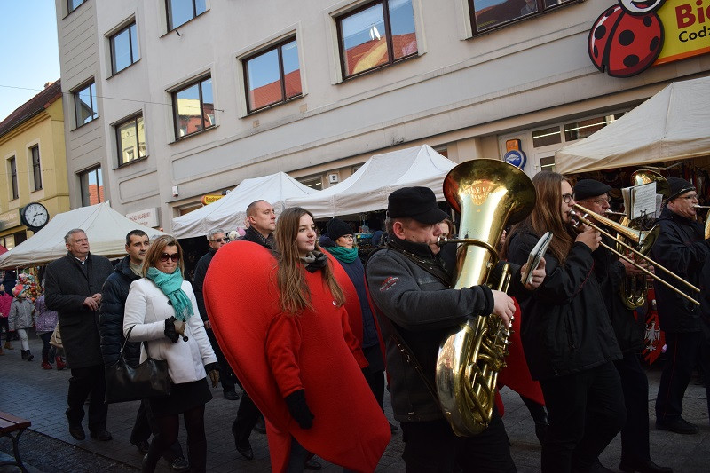 Barwna parada Walentynkowa z udziałem turystów i mieszkańców z towarzyszeniem Orkiestry Dętej z Chełmna