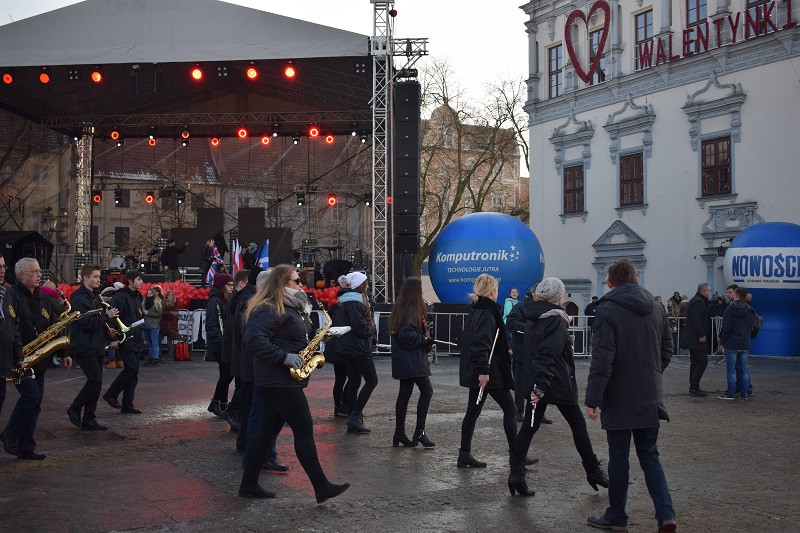 Barwna parada Walentynkowa z udziałem turystów i mieszkańców z towarzyszeniem Orkiestry Dętej z Chełmna