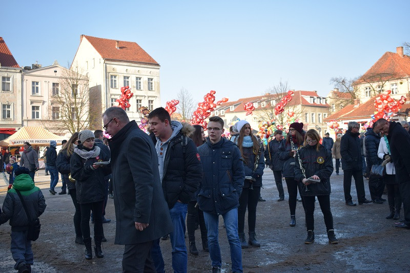 Barwna parada Walentynkowa z udziałem turystów i mieszkańców z towarzyszeniem Orkiestry Dętej z Chełmna