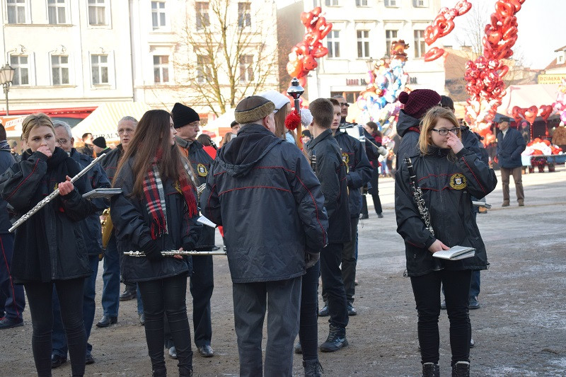Barwna parada Walentynkowa z udziałem turystów i mieszkańców z towarzyszeniem Orkiestry Dętej z Chełmna