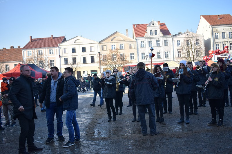 Barwna parada Walentynkowa z udziałem turystów i mieszkańców z towarzyszeniem Orkiestry Dętej z Chełmna