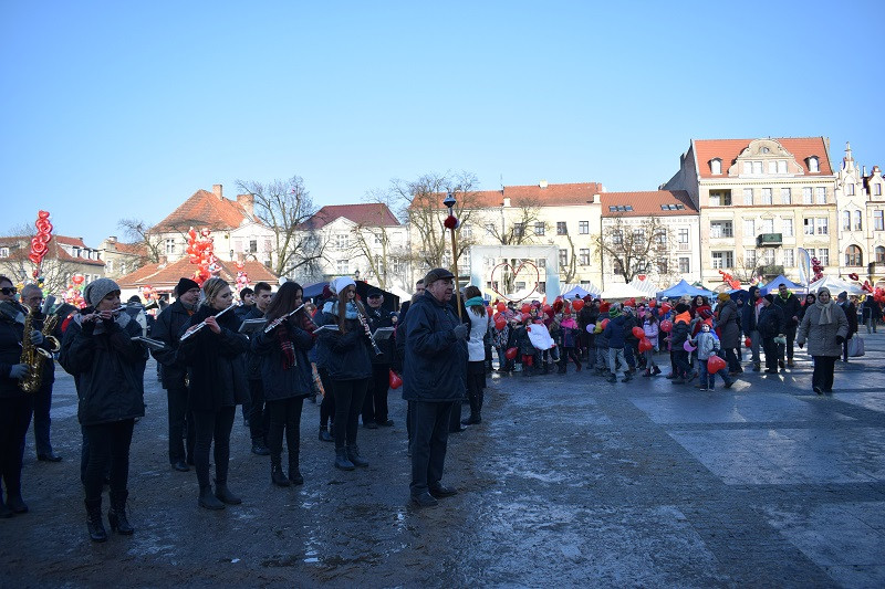 Barwna parada Walentynkowa z udziałem turystów i mieszkańców z towarzyszeniem Orkiestry Dętej z Chełmna
